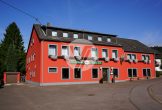 Landgasthof mit Tradition und gutem Kundenstamm - Solider Gebäudekomplex Nähe Saarburg / Mettlach - - Vorderansicht (1)