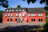 Landgasthof mit Tradition und gutem Kundenstamm - Solider Gebäudekomplex Nähe Saarburg / Mettlach - - Vorderansicht (2)